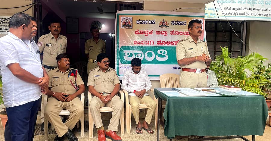ಕಾರಟಗಿ ಪೊಲೀಸ್‌ ಠಾಣೆ ಆವರಣದಲ್ಲಿ ನಡೆದ ಗಣೇಶೋತ್ಸವ ಶಾಂತಿಸಭೆಯಲ್ಲಿ ಇನ್‌ಸ್ಪೆಕ್ಟರ್‌ ಸುಧೀರಕುಮಾರ್ ಬೆಂಕಿ ಮಾತನಾಡಿದರು