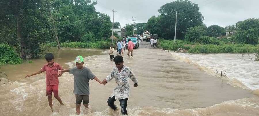 ಯರಗೋಳ ವ್ಯಾಪ್ತಿಯ ಕೋಟಗೇರಾ ಗ್ರಾಮದ ಬ್ರಿಡ್ಜ್ ಮೇಲೆ ಅಪಾಯದ ಮಟ್ಟ ಮೀರಿ ಹರಿಯುತ್ತಿದ್ದರೂ ಚಿಕ್ಕ ಮಕ್ಕಳು ನೀರಲ್ಲಿ ಓಡಾಡಿದರು