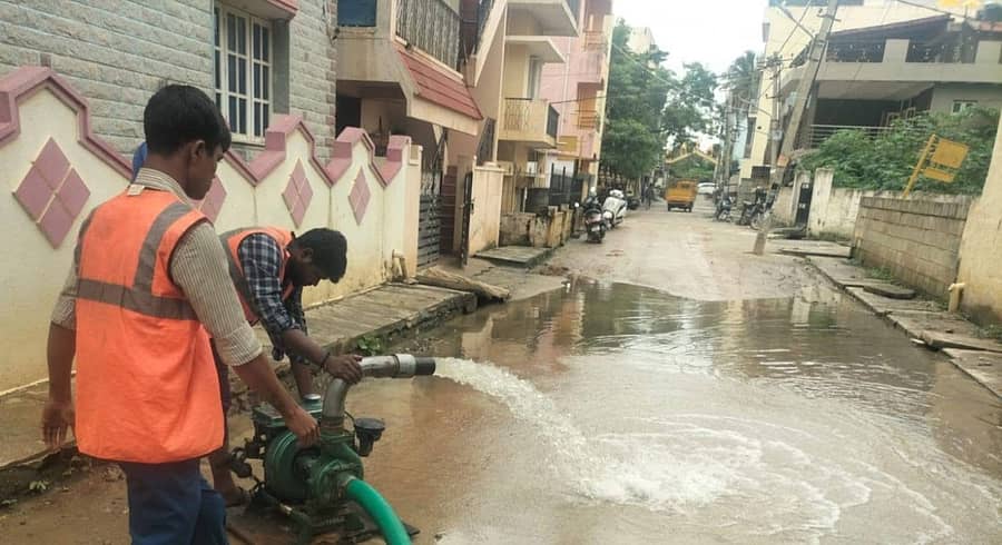 ಬಿಬಿಎಂಪಿ ಸಿಬ್ಬಂದಿ ಸಾಯಿ ಲೇಔಟ್‌ನಲ್ಲಿ ಮಳೆ ನೀರನ್ನು ಪಂಪ್‌ ಮೂಲಕ ಸೋಮವಾರ ಬೆಳಿಗ್ಗೆ ಹೊರ ಹಾಕಿದರು