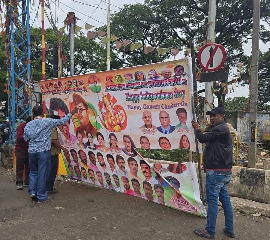 ಟ್ಯಾನರಿ ರಸ್ತೆಯಲ್ಲಿ ಬಿಬಿಎಂಪಿ ಸಿಬ್ಬಂದಿ ಸೋಮವಾರ ಫ್ಲೆಕ್ಸ್‌ ತೆರವುಗೊಳಿಸಿದರು