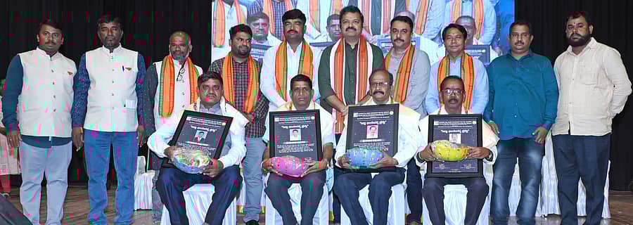 ವಿಜಯಪುರ ಜಿಲ್ಲಾ ನೂತನ ಛಾಯಾಗ್ರಾಹಕರ ಸಂಘದಿಂದ ನಗರದ ಕಂದಗಲ್ ಹನುಮಂತರಾಯ ರಂಗಮಂದಿರದಲ್ಲಿ ಸೋಮವಾರ ಆಯೋಜಿಸಿದ್ದ ವಿಶ್ವ ಛಾಯಾಗ್ರಹಣ ದಿನಾಚರಣೆಯಲ್ಲಿ ಹಿರಿಯ ಛಾಯಾಗ್ರಾಹಕರನ್ನು ಸನ್ಮಾನಿಸಲಾಯಿತು