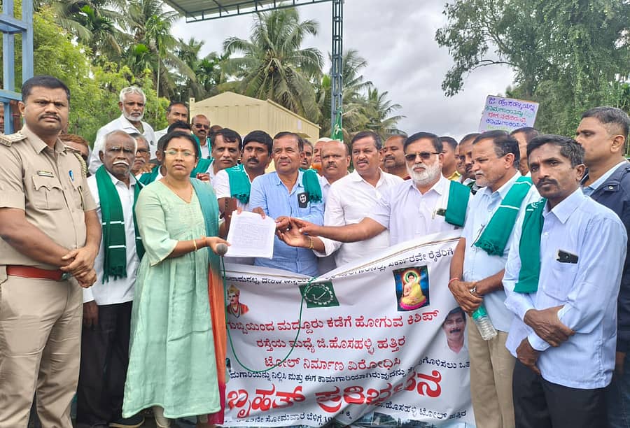 ಗುಬ್ಬಿ ತಾಲ್ಲೂಕಿನ ಜಿ.ಹೊಸಹಳ್ಳಿ ಬಳಿ ಟೋಲ್ ಸಂಗ್ರಹ ಕೇಂದ್ರ ಸ್ಥಾಪಿಸದಂತೆ ಪ್ರತಿಭಟನೆ ನಡೆಸಲಾಯಿತು