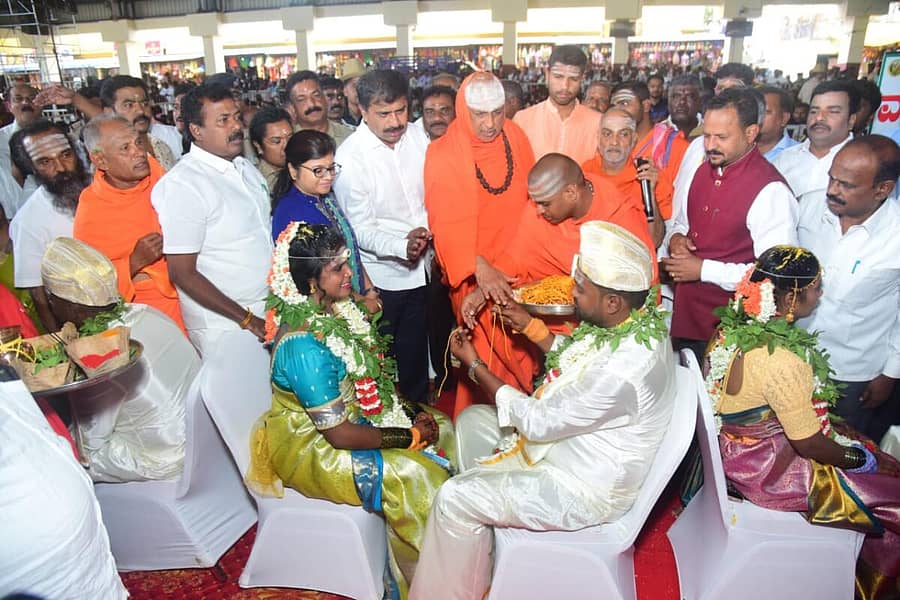 ಮಹದೇಶ್ವರ ಬೆಟ್ಟದ ಮಲೆ ಮಾದಪ್ಪನ ಸನ್ನಿಧಿಯಲ್ಲಿ ಸೋಮವಾರ ಜರುಗಿದ ಸಾಮೂಹಿಕ ವಿವಾಹ ಮಹೋತ್ಸವದಲ್ಲಿ 93 ಜೋಡಿಗಳು ವೈವಾಹಿಕ ಜೀವನಕ್ಕೆ ಕಾಲಿಟ್ಟವು. ನವ ದಂಪತಿಗಳಿಗೆ ಸುತ್ತೂರು ಶ್ರೀ, ಸಾಲೂರು ಸ್ವಾಮೀಜಿ ಹರಸಿದರು