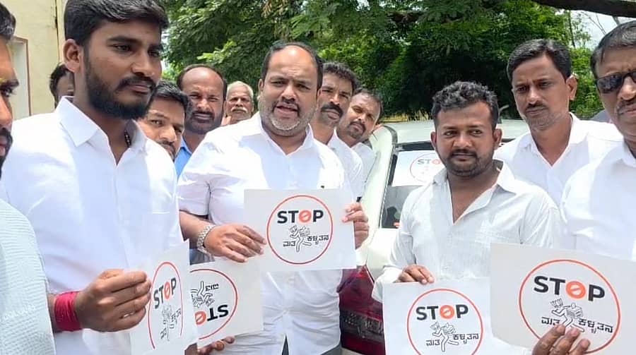 ಗುಂಡ್ಲುಪೇಟೆ ಪಟ್ಟಣದ ಪ್ರವಾಸಿ ಮಂದಿರದಲ್ಲಿ ಮತಗಳ್ಳತನ ವಿರುದ್ಧದ ಅಭಿಯಾನಕ್ಕೆ ಸ್ಟಿಕ್ಕರ್ ಅಂಟಿಸುವ ಮೂಲಕ ಶಾಸಕ ಎಚ್.ಎಂ.ಗಣೇಶಪ್ರಸಾದ್ ಚಾಲನೆ ನೀಡಿದರು