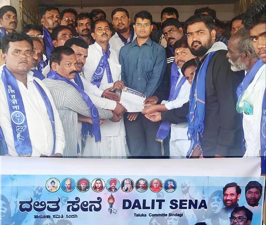ಒಳಮೀಸಲಾತಿ ವರದಿಯಲ್ಲಿ ಪರಿಶಿಷ್ಟ ಜಾತಿ ಬಲಗೈ ಸಮುದಾಯಕ್ಕೆ ಅನ್ಯಾಯವಾಗಿದೆ ಎಂದು ಆರೋಪಿಸಿ ದಲಿತ ಸೇನೆ ತಾಲ್ಲೂಕು ಸಮಿತಿ ನೇತೃತ್ವದಲ್ಲಿ ಕಾರ್ಯಕರ್ತರು ಸಿಂದಗಿ ಪಟ್ಟಣದ ತಾಲ್ಲೂಕು ಪ್ರಜಾಸೌಧದ ಎದುರು ಸೋಮವಾರ ಪ್ರತಿಭಟನೆ ನಡೆಸಿ ತಹಶೀಲ್ದಾರ್ ಕರೆಪ್ಪ ಬೆಳ್ಳಿ ಅವರಿಗೆ ಮನವಿ ಸಲ್ಲಿಸಿದರು
