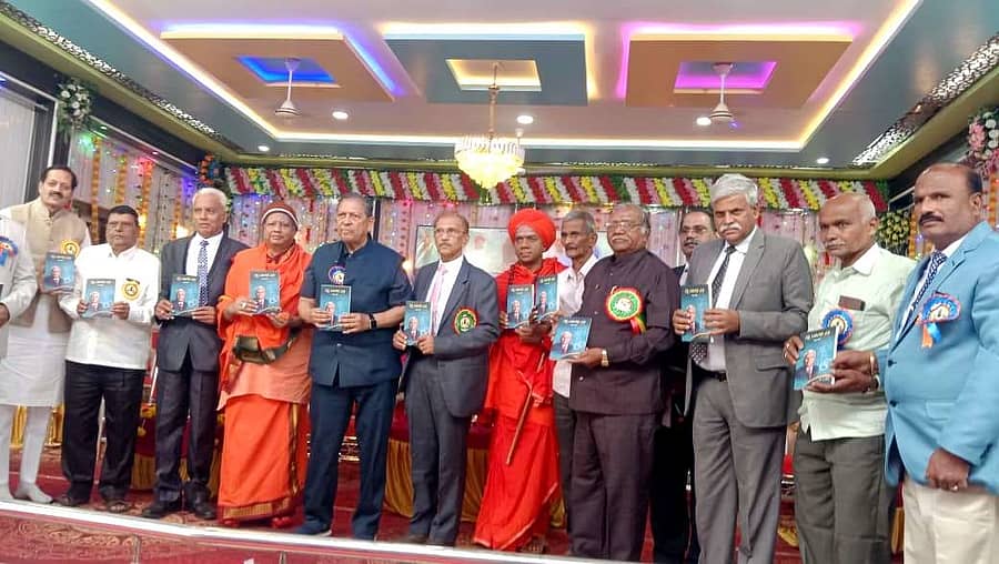 ಯಲಬುರ್ಗಾ ಪಟ್ಟಣದಲ್ಲಿ ಗುರುಬಸಪ್ಪ ಕಳಕಪ್ಪ ಪಲ್ಲೇದ ಅವರ 50ನೇ ವರ್ಷದ ಸ್ಮರಣಾರ್ಥ ನಡೆದ ಕಾರ್ಯಕ್ರಮದಲ್ಲಿ ‘ನನ್ನ ಬದುಕಿನ ಪಥ’ ಕೃತಿಯನ್ನು ಬಿಡುಗಡೆ ಮಾಡಲಾಯಿತು