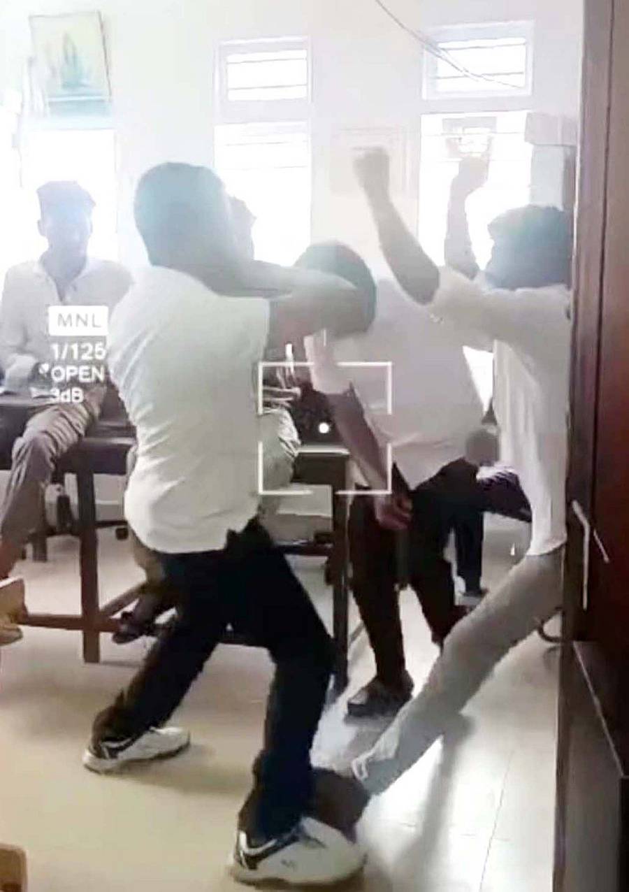 ಬೇಲೂರಿನ ಅಂಚೆ ಕಚೇರಿಯಲ್ಲಿ ನೌಕರರು ನೃತ್ಯ ಮಾಡುತ್ತಿರುವುದು.