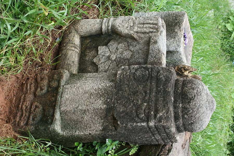 ಪಾಳು ಬಿದ್ದ ಶಾಸನಗಳು, ಕಲ್ಲು ವಿಗ್ರಹಗಳು