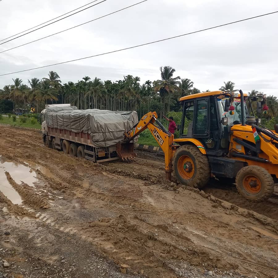 ತಾಲ್ಲೂಕಿನ ಸಿದ್ದಾಪುರ ಗ್ರಾಮದ ಬಳಿ ರಸ್ತೆ ಕಾಮಗಾರಿ ನಡೆಯುವ ಸ್ಥಳದಲ್ಲಿ ವಾಹನ ಸಿಲುಕಿರುವುದು