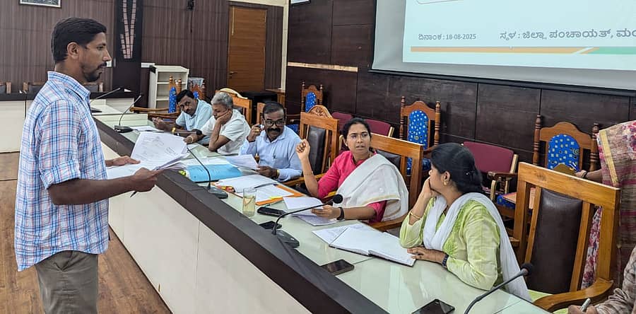 ಮಂಡ್ಯ ಜಿಲ್ಲಾ ಪಂಚಾಯಿತಿ ಸಭಾಂಗಣದಲ್ಲಿ ಸೋಮವಾರ ಸಿಇಒ ಕೆ.ಆರ್‌.ನಂದಿನಿ ಅಧ್ಯಕ್ಷತೆಯಲ್ಲಿ ಕುಂದುಕೊರತೆ ಸಭೆ  ನಡೆಯಿತು 