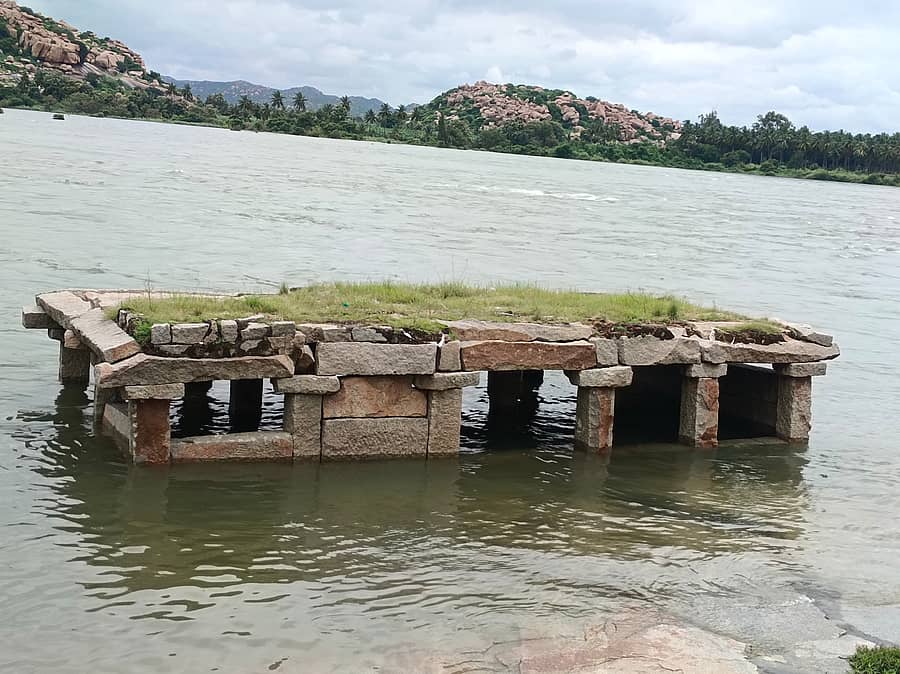 ಆನೆಗೊಂದಿ ಗ್ರಾಮದಲ್ಲಿನ ಚಿಂತಾಮಣಿ ಬಳಿಯ ಮಂಟಪ ಜಲಾವೃತವಾಗಿರುವುದು