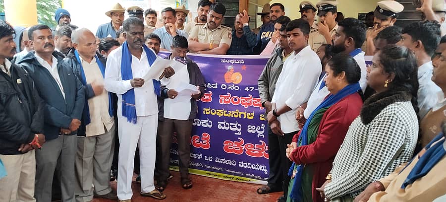 ಒಳಮೀಸಲಾತಿಗೆ ಆಗ್ರಹಿಸಿ ಚಿಕ್ಕಬಳ್ಳಾಪುರ ತಾಲ್ಲೂಕು ಕಚೇರಿ ಬಳಿ ಪ್ರತಿಭಟಿಸಿದ ಮಾದಿಗ ಸಮುದಾಯದ ಮುಖಂಡರು