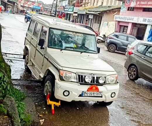 ಕೊಪ್ಪ ಪಟ್ಟಣದ ನೋ ಪಾರ್ಕಿಂಗ್ ಜಾಗದಲ್ಲಿ ನಿಲ್ಲಿಸಿದ್ದ ಸರ್ಕಾರಿ ವಾಹನದ ಚಕ್ರಕ್ಕೆ ಪೊಲೀಸರು ಲಾಕ್ ಅಳವಡಿಸಿದ್ದರು