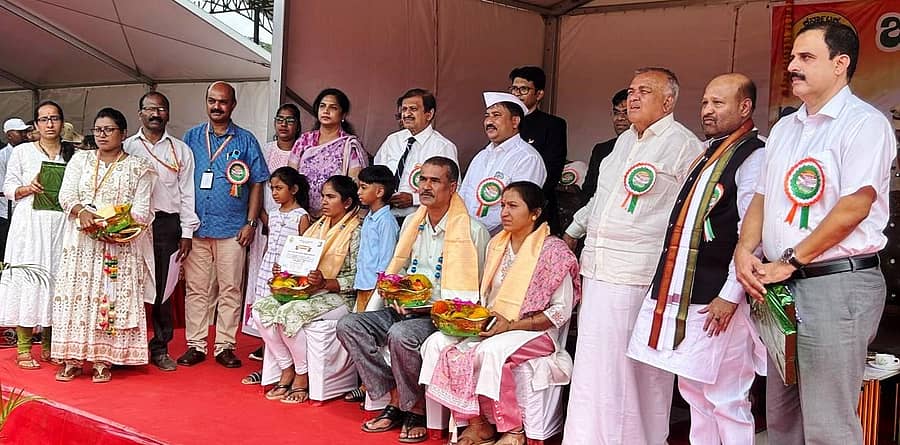 <div class="paragraphs"><p>ರಾಮನಗರದಲ್ಲಿ ನಡೆದ ಸ್ವಾತಂತ್ರ್ಯ ದಿನಾಚರಣೆ ಕಾರ್ಯಕ್ರಮದಲ್ಲಿ ಅಂಗಾಂಗ ದಾನ ಮಾಡಿದವರ ಕುಟುಂಬದ ಸದಸ್ಯರನ್ನು ಸನ್ಮಾನಿಸಲಾಯಿತು. ರಾಮಲಿಂಗಾ ರೆಡ್ಡಿ, ಡಾ. ಸಿ.ಎನ್. ಮಂಜುನಾಥ್, ಎಚ್.ಎ. ಇಕ್ಬಾಲ್ ಹುಸೇನ್, ಗಾಣಕಲ್ ನಟರಾಜ್, ಯಶವಂತ್ ವಿ. ಗುರುಕರ್, ಅನ್ಮೋಲ್ ಜೈನ್, ಡಾ. ನಿರಂಜನ್ ಹಾಗೂ ಇತರರು ಇದ್ದಾರೆ</p></div>