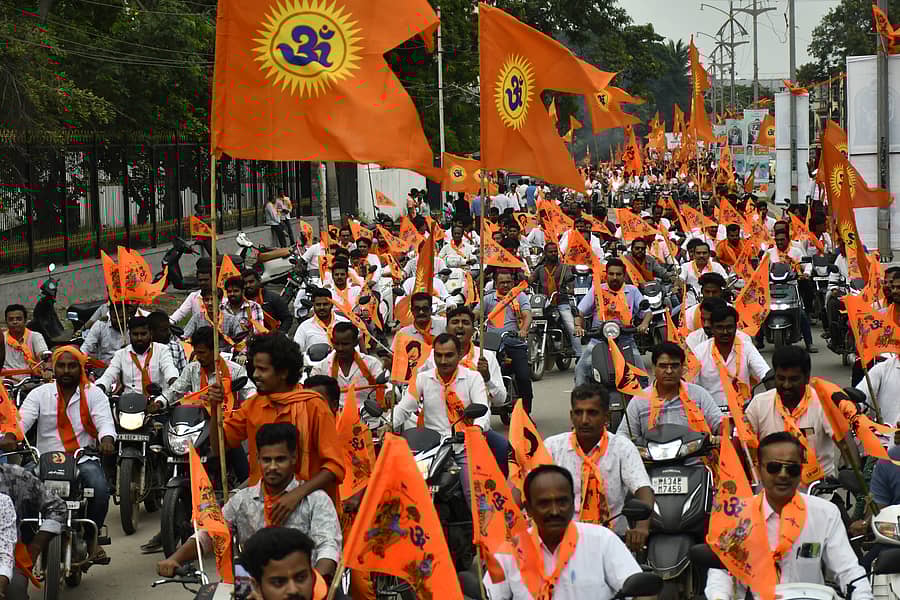 ಬಳ್ಳಾರಿ ನಗರದಲ್ಲಿ ಹನುಮ ಮಾಲೆ ಸಮಿತಿಯಿಂದ ಮಂಗಳವಾರ ಬೈಕ್ ರ್‍ಯಾಲಿ ನಡೆಯಿತು