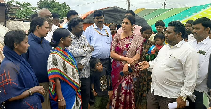 ಹೂವಿನಹಡಗಲಿಯ ಕಾಯಕ ನಗರಕ್ಕೆ ಅಲೆಮಾರಿ ಅಭಿವೃದ್ಧಿ ನಿಗಮದ ಅಧ್ಯಕ್ಷೆ ಜಿ. ಪಲ್ಲವಿ ಭೇಟಿ ನೀಡಿ, ಅಲೆಮಾರಿ ಜನರ ಅಹವಾಲು ಆಲಿಸಿದರು
