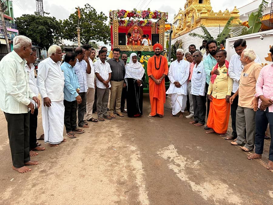 ಕನಕಗಿರಿಯ ಸುವರ್ಣಗಿರಿ ಸಂಸ್ಥಾನದ ಪೀಠಾಧಿಪತಿ ರುದ್ರಸ್ವಾಮಿ ಅವರ ಭಾವಚಿತ್ರದ ಮೆರವಣಿಗೆಗೆ ಮಾಜಿ ಶಾಸಕ ಜಿ.‌ವೀರಪ್ಪ ಚಾಲನೆ ನೀಡಿದರು
