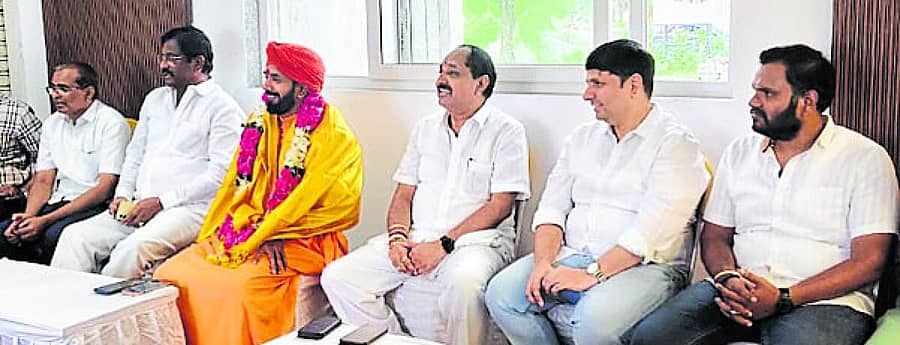 <div class="paragraphs"><p>ಕಲಬುರಗಿಯಲ್ಲಿ ಆಯೋಜಿಸಿದ್ದ ನಾರಾಯಣಗುರು ಜಯಂತ್ಯುತ್ಸವದ ಪೂರ್ವಭಾವಿ ಸಭೆಯಲ್ಲಿ ವೆಂಕಟೇಶ ಕಡೇಚೂರ, ಪ್ರಣವಾನಂದ ಸ್ವಾಮೀಜಿ, ವಿನಯ್ ಗುತ್ತೇದಾರ, ಗಾರಂಪಳ್ಳಿ, ಸತೀಶ್ ಗುತ್ತೇದಾರ ಇತರರು ಇದ್ದರು</p></div>