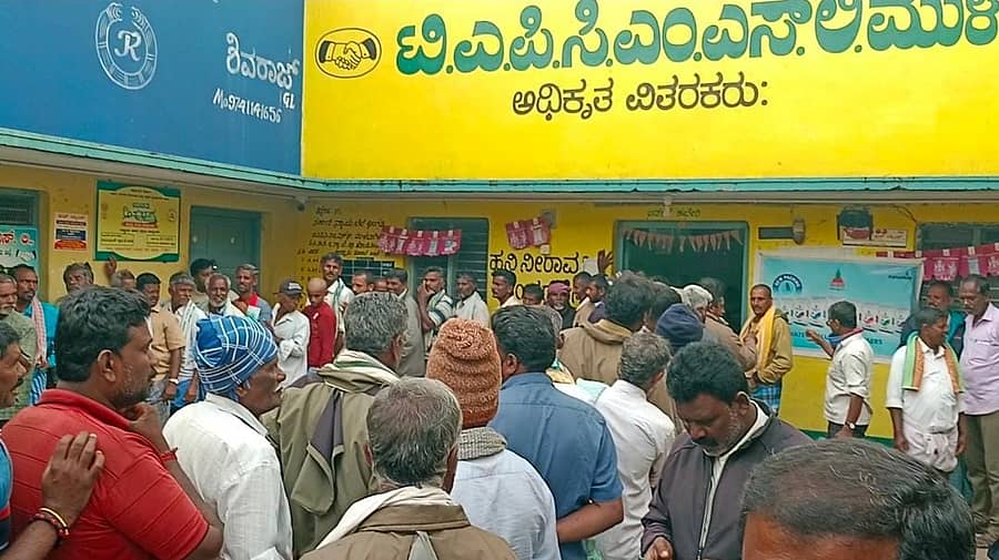 ಮುಳಬಾಗಿಲು ಟಿಎಪಿಸಿಎಂಎಸ್ ಸಂಘದ ಮುಂದೆ ಸೋಮವಾರ ಯೂರಿಯಾ ಗೊಬ್ಬರಕ್ಕಾಗಿ ಮುಗಿ ಬಿದ್ದಿರುವ ರೈತರು 