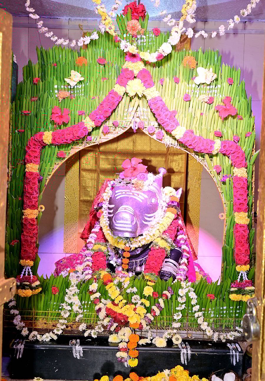 ಹುಬ್ಬಳ್ಳಿಯ ವಿದ್ಯಾನಗರದ ತಿಮ್ಮಸಾಗರ ಓಣಿಯ ದೇವಾಲಯದಲ್ಲಿ ಬಸವೇಶ್ವರ ಮೂರ್ತಿಗೆ ವಿಶೇಷ ಅಲಂಕಾರ ಮಾಡಲಾಗಿತ್ತು