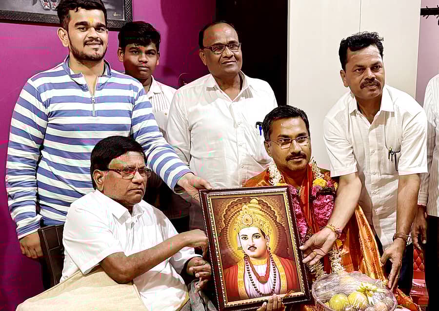 ಬಸವಕಲ್ಯಾಣದಲ್ಲಿ ಭಾನುವಾರ ಮಾಜಿ ಸಚಿವ ಬಸವರಾಜ ಪಾಟೀಲ ಅಟ್ಟೂರ್ ಅವರು ಅನುಭವ ಮಂಟಪ ನಿರ್ಮಾಣ ಯೋಜನೆಯ ಸಮಾಲೋಚಕ (ಕನಸಲ್ಟಂಟ್) ಬಾಬಾಸಾಹೇಬ್ ಗಡ್ಡೆ ಅವರನ್ನು ಸನ್ಮಾನಿಸಿದರು 