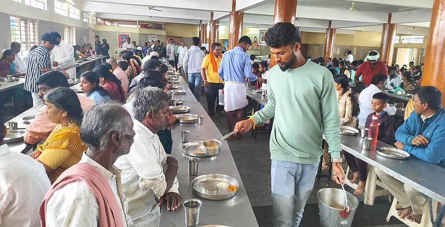 ನಾಯಕನಹಟ್ಟಿ ಪಟ್ಟಣದ ಗುರುತಿಪ್ಪೇರುದ್ರಸ್ವಾಮಿ ದೇಗುಲದಲ್ಲಿ ಕಡೆಯ ಶ್ರಾವಣ ಸೋಮವಾರದ ನಿಮಿತ್ತ ಭಕ್ತರಿಗೆ ಅನ್ನ ದಾಸೋಹ ಏರ್ಪಡಿಸಿರುವುದು