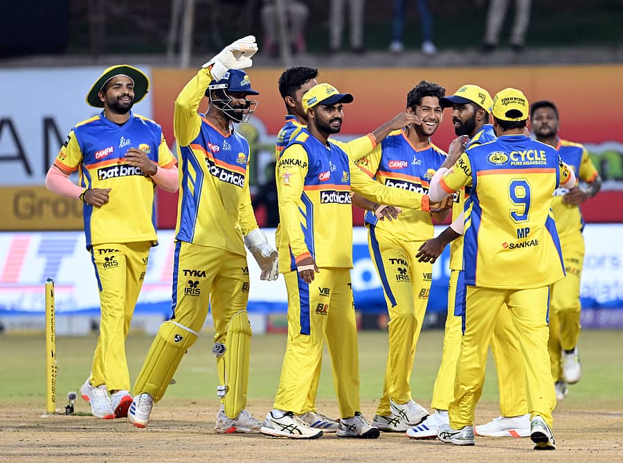 ಬೆಂಗಳೂರು ಬ್ಲಾಸ್ಟರ್ಸ್‌ನ ಎಲ್‌.ಆರ್. ಚೇತನ್ ವಿಕೆಟ್‌ ಪಡೆದ ಮೈಸೂರು ವಾರಿಯರ್ಸ್‌ನ ಶಿಖರ್‌ ಶೆಟ್ಟಿ ಅವರನ್ನು ಸಹ ಆಟಗಾರರು ಅಭಿನಂದಿಸಿದರು –ಪ್ರಜಾವಾಣಿ ಚಿತ್ರ/ಅನೂಪ್ ರಾಘ. ಟಿ.