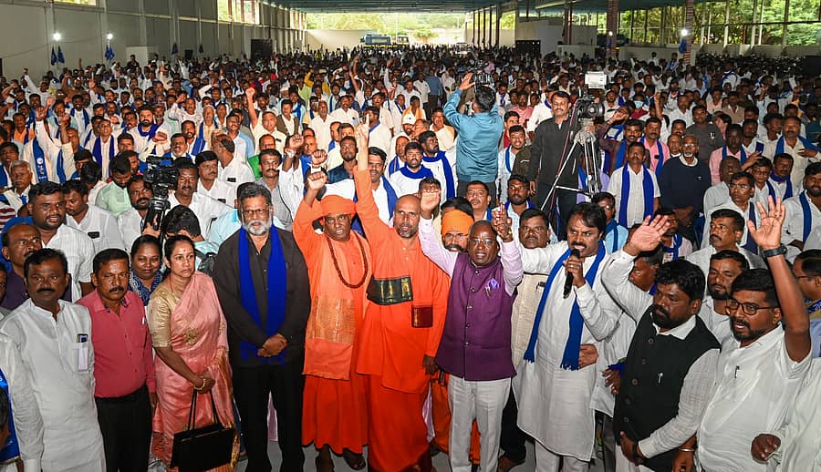 ನಾಗಮೋಹನದಾಸ್‌ ಆಯೋಗವು ರಾಜ್ಯ ಸರ್ಕಾರಕ್ಕೆ ಸಲ್ಲಿಸಿರುವ ವರದಿಯು ಅವೈಜ್ಞಾನಿಕವಾಗಿದೆ ಎಂದು ಆರೋಪಿಸಿ ಕರ್ನಾಟಕ ರಾಜ್ಯ ಬಲಗೈ ಜಾತಿಗಳ ಒಕ್ಕೂಟದ ಸದಸ್ಯರು ನಗರದ ಸ್ವಾತಂತ್ರ್ಯ ಉದ್ಯಾನದಲ್ಲಿ ಪ್ರತಿಭಟನೆ ನಡೆಸಿದರು – ಪ್ರಜಾವಾಣಿ ಚಿತ್ರ