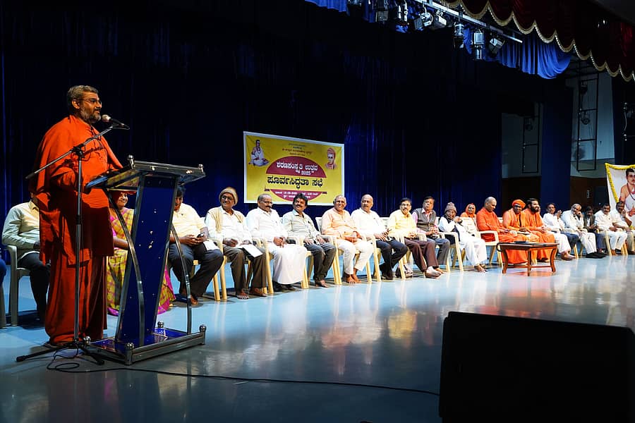 ಮುರುಘರಾಜೇಂದ್ರ ಬೃಹನ್ಮಠದ ಅನುಭವ ಮಂಟಪದಲ್ಲಿ ನಡೆದ ಶರಣ ಸಂಸ್ಕೃತಿ ಉತ್ಸವ ಪೂರ್ವಭಾವಿ ಸಭೆಯಲ್ಲಿ ಮಠದ ಆಡಳಿತ ಮಂಡಳಿ ಸದಸ್ಯ ಬಸವಕುಮಾರ ಸ್ವಾಮೀಜಿ ಮಾತನಾಡಿದರು