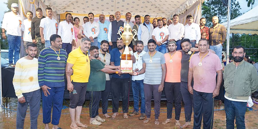 ನಾಪೋಕ್ಲು ಹಿಂದೂ ಮಲಯಾಳಿ ಸಂಘದಿಂದ ಹಳೆ ತಾಲ್ಲೂಕಿನ ಕೆಪಿಎಸ್ ಶಾಲಾ ಮೈದಾನದಲ್ಲಿ ಆಯೋಜಿಸಲಾಗಿದ್ದ ಜಿಲ್ಲಾಮಟ್ಟದ ಹಗ್ಗ ಜಗ್ಗಾಟ ಸ್ಪರ್ಧೆಯ ಪುರುಷರ ವಿಭಾಗದಲ್ಲಿ ಈಶ್ವರ ಇಗ್ಗುತ್ತಪ್ಪ-ಬಿ ತಂಡ ಪ್ರಥಮ ಸ್ಥಾನಗಳಿಸಿ ಪ್ರಶಸ್ತಿ ಮುಡಿಗೇರಿಸಿಕೊಂಡಿತು