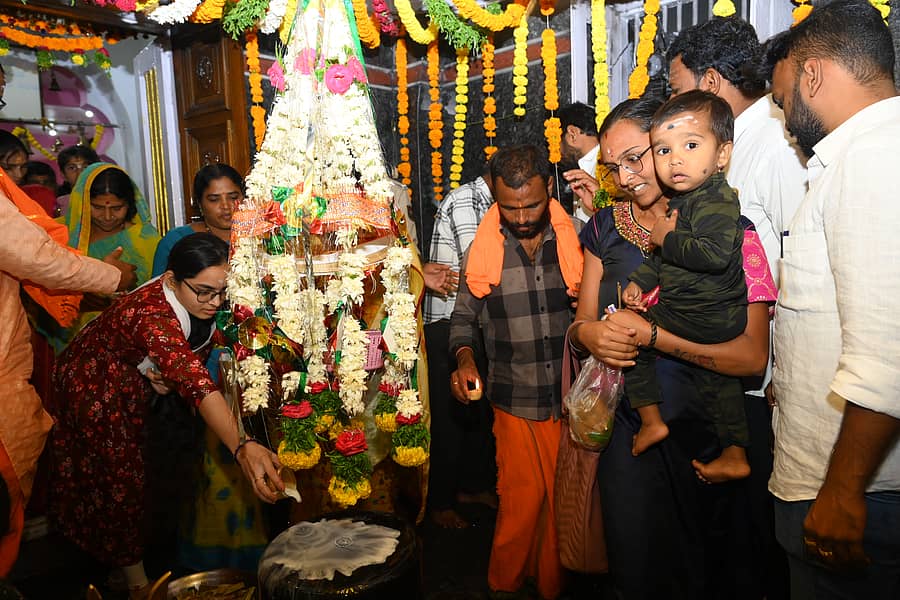 ಬೀದರ್‌ನ ಪಾಪನಾಶ ಶಿವಲಿಂಗದ ದರ್ಶನ ಪಡೆದ ಭಕ್ತರು