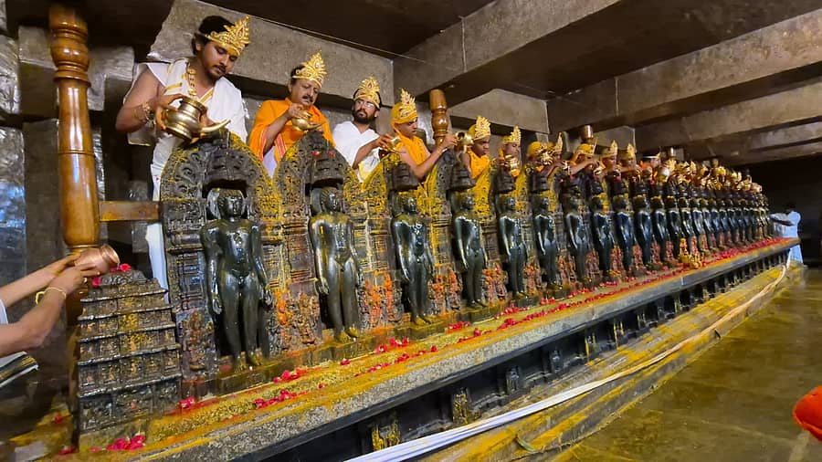 ಶ್ರವಣಬೆಳಗೊಳದ ಭಂಡಾರ ಬಸದಿಯಲ್ಲಿರುವ ಖಡ್ಗಾಸನದ ಚವ್ವೀಸ ತೀರ್ಥಂಕರರಿಗೆ ವಿಶೇಷ ಅಭಿಷೇಕ ನೆರವೇರಿದವು