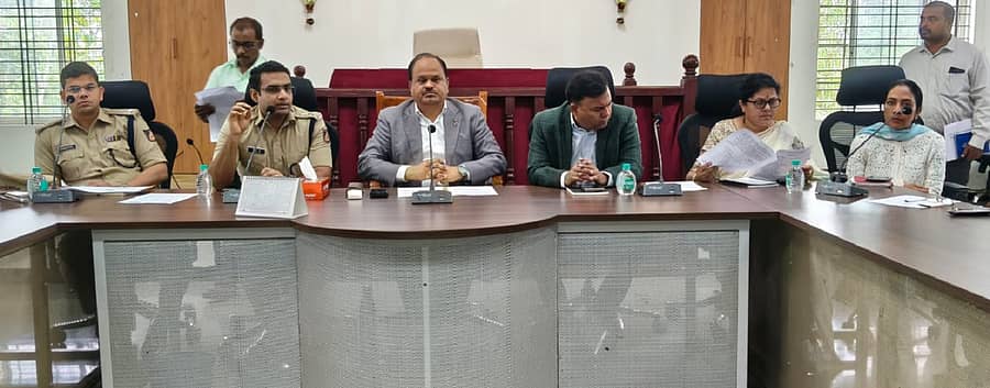 ಕೋಲಾರದಲ್ಲಿ ಸೋಮವಾರ ಜಿಲ್ಲಾಧಿಕಾರಿ ಎಂ.ಆರ್‌.ರವಿ ನೇತೃತ್ವದಲ್ಲಿ ಗೌರಿ ಗಣೇಶ ಹಾಗೂ ಈದ್‌ ಮಿಲಾದ್‌ ಹಬ್ಬ ಸಂಬಂಧ ಶಾಂತಿ ಪಾಲನಾ ಸಮಿತಿ ಸಭೆ ನಡೆಯಿತು