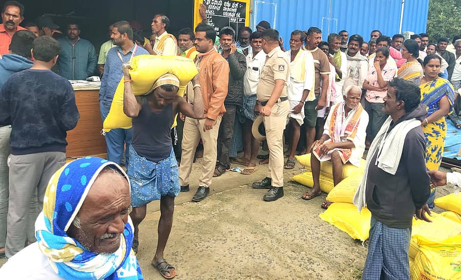 ಬಾಗೇಪಲ್ಲಿ ಪಟ್ಟಣದ ಹೊರವಲಯದ ಖಾಸಗಿ ರಸಗೊಬ್ಬರದ ಅಂಗಡಿ ಮುಂದೆ ಪೊಲೀಸರ ಬಂದೋಬಸ್ತ್‌ ಮತ್ತು ಕೃಷಿ ಅಧಿಕಾರಿಗಳ ಸಮ್ಮುಖದಲ್ಲಿ ರೈತರು ಯೂರಿಯಾ ಖರೀದಿಸಿದರು