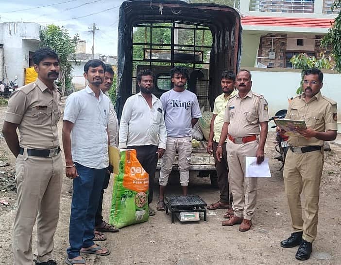 ದೇವರಹಿಪ್ಪರಗಿ ತಾಲ್ಲೂಕಿನ ತಿಳಗುಳ ಗ್ರಾಮದಲ್ಲಿ ವಾಹನದಲ್ಲಿ ಅಕ್ರಮವಾಗಿ ಅಕ್ಕಿ ಸಾಗಾಟ ಮಾಡುತ್ತಿರುವ ಸಂದರ್ಭದಲ್ಲಿ ದಾಳಿ ನಡೆಸಿದ ಜಪ್ತಿಪಡಿಸಿಕೊಂಡಿರುವ ಅಕ್ಕಿ ಹಾಗೂ ವಾಹನ ಚಾಲಕ ಸೈಫನ್ ಆಲಮೇಲ ಜೊತೆ ಆಹಾರ ಇಲಾಖೆ ಹಾಗೂ ಪೊಲೀಸ್ ಅಧಿಕಾರಿಗಳು