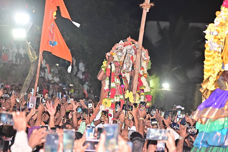 <div class="paragraphs"><p>ದಾವಣಗೆರೆಯ ಆನೆಕೊಂಡದಲ್ಲಿ ಸೋಮವಾರ ನಡೆದ ಬಸವೇಶ್ವರ ಕಾರ್ಣಿಕದಲ್ಲಿ ಕಾರ್ಣಿಕ ನುಡಿದ ದಾಸಪ್ಪ</p></div>