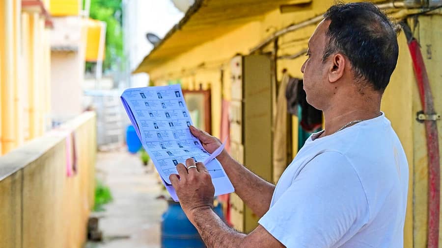 <div class="paragraphs"><p>ಮತದಾರರು ಎಲ್ಲಿ...?</p><p><br>ಮಹದೇವಪುರ ಕ್ಷೇತ್ರದ ವ್ಯಾಪ್ತಿಯ ಮುನಿರೆಡ್ಡಿ ಗಾರ್ಡನ್‌ (ಪಾರ್ಟ್‌ ಸಂಖ್ಯೆ: 173) 35ನೇ ನಂಬರ್‌ನ ಮನೆ ಹೂಣಿಯ ಒಂದು ನೋಟ</p><p>–ಪ್ರಜಾವಾಣಿ ಚಿತ್ರ:ರಂಜು ಪಿ</p></div>
