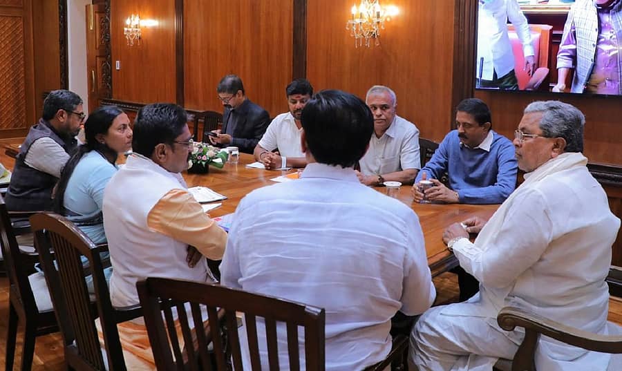 ಬೆಂಗಳೂರಿನ ವಿಧಾನಸೌಧದ ತಮ್ಮ ಕೊಠಡಿಯಲ್ಲಿ ಮುಖ್ಯಮಂತ್ರಿ ಸಿದ್ದರಾಮಯ್ಯ ಸೋಮವಾರ ಸಂಜೆ ಕೋಲಾರ ಜಿಲ್ಲೆಯ ಉಸ್ತುವಾರಿ ಸಚಿವ ಬೈರತಿ ಸುರೇಶ್‌ ಹಾಗೂ ಜಿಲ್ಲೆಯ ಕಾಂಗ್ರೆಸ್‌ ಶಾಸಕರ ಜೊತೆ ಸಭೆ ನಡೆಸಿದರು
