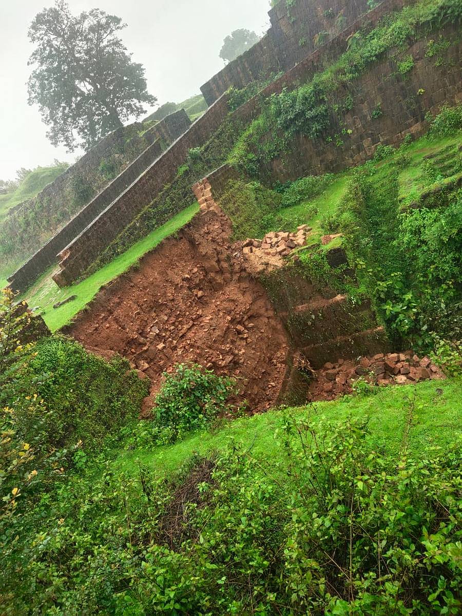 ಹೊಸನಗರ ತಾಲ್ಲೂಕು ಬಿದನೂರು ಕೋಟೆಯ ಕೊಳದ ಗೋಡೆ ಕುಸಿದಿರುವುದು