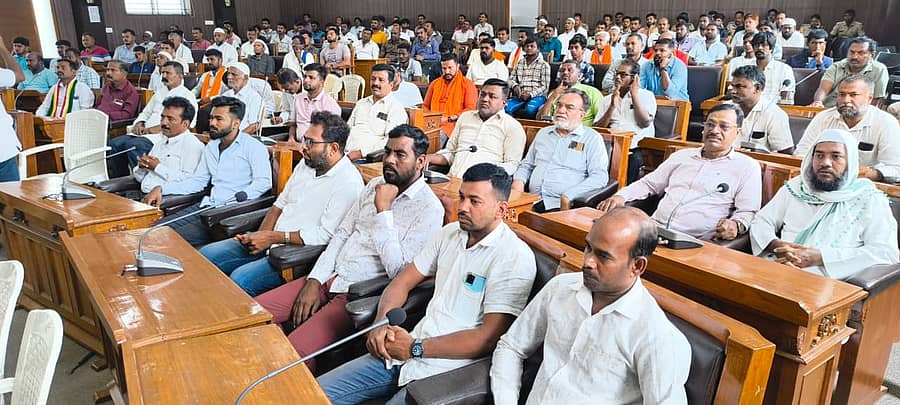 ಗಣೇಶ ಮತ್ತು ಈದ್‌ ಮಿಲಾದ್‌ ಹಬ್ಬಗಳ ಹಿನ್ನೆಲೆಯಲ್ಲಿ ಮಂಡ್ಯ ಜಿಲ್ಲಾ ಪಂಚಾಯಿತಿ ಕಾವೇರಿ ಸಭಾಂಗಣದಲ್ಲಿ ಸೋಮವಾರ ನಡೆದ ಸಾಮರಸ್ಯ ಸಭೆಯಲ್ಲಿ ಪಾಲ್ಗೊಂಡಿದ್ದ ವಿವಿಧ ಸಂಘಟನೆಗಳ ಮುಖಂಡರು 