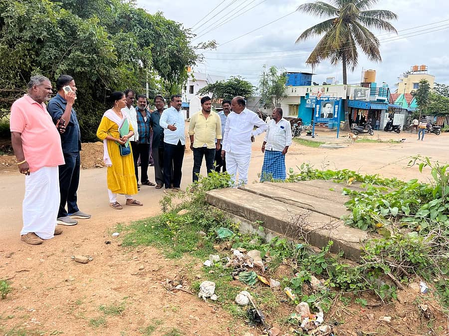 ಚಾಮರಾಜನಗರ ನಗರಸಭೆ ವ್ಯಾಪ್ತಿಯ ಗಾಳಿಪುರ ಬಡಾವಣೆಗೆ ಭೇಟಿ ನೀಡಿದ ಶಾಸಕ ಸಿ.ಪುಟ್ಟರಂಗಶೆಟ್ಟಿ ರಸ್ತೆ ಕಾಮಗಾರಿ ಪರಿಶೀಲಿಸಿದರು