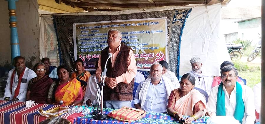 ಹಲಗೂರು ಸಮೀಪದ ಹುಲ್ಲಾಗಾಲ ಗ್ರಾಮದಲ್ಲಿ ನಡೆದ ಕೃಷಿ ಕೂಲಿಕಾರರ ಹುಸ್ಕೂರು ವಲಯ ಸಮ್ಮೇಳನದಲ್ಲಿ ಎಂ.ಪುಟ್ಟಮಾದು ಮಾತನಾಡಿದರು