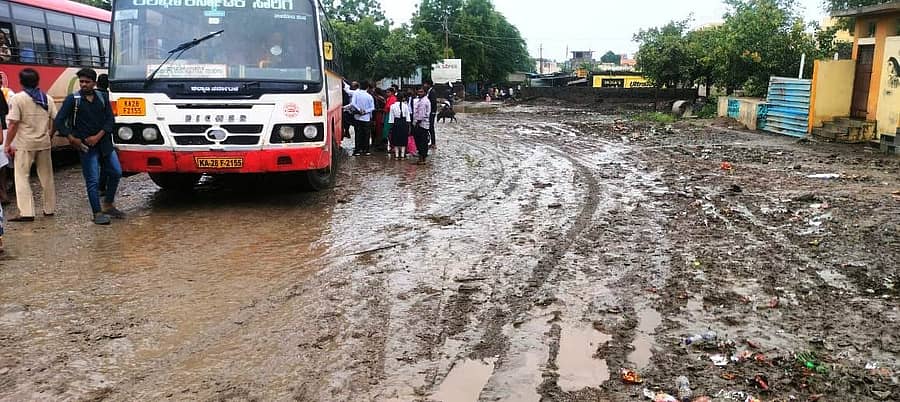 ತಾಳಿಕೋಟೆ ತಾಲ್ಲೂಕಿನ ಪ್ರಮುಖ ಗ್ರಾಮವಾಗಿರುವ ಕಲಕೇರಿ ಯ ಬಸ್ ನಿಲ್ದಾಣವು ಮಳೆಯಿಂದಾಗಿ ಕೆಸರುಗದ್ದೆಯಾಗಿ ಪರಿಣಮಿಸಿದೆ.