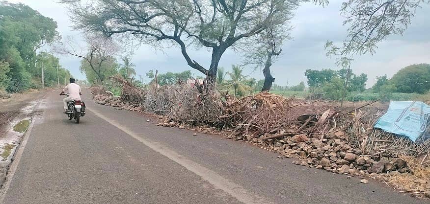 ಜಮಖಂಡಿ ತಾಲ್ಲೂಕಿನ ಸಾವಳಗಿ-ತೆಲಸಂಗ ರಸ್ತೆಯಲ್ಲಿ ಸಾವಳಗಿ ಜಾಧವ ತೋಟದ ಹತ್ತಿರ ರೈತರೊಬ್ಬರು ರಸ್ತೆಯ ಮೇಲೆ ಕಲ್ಲು, ಮುಳ್ಳು ಕಂಟಿಗಳನ್ನು ಹಾಕಿದ್ದಾರೆ