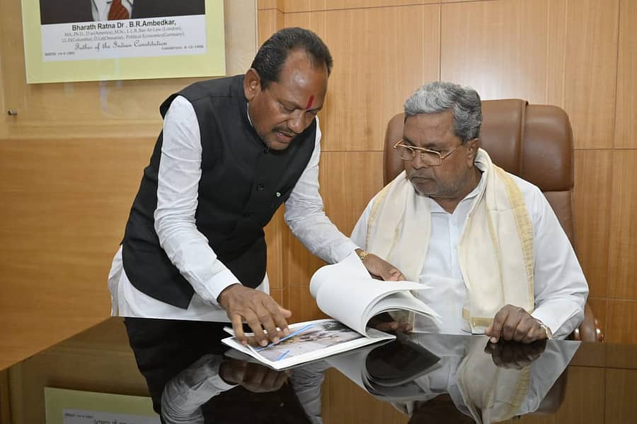 ಔರಾದ್ ಶಾಸಕ ಪ್ರಭು ಚವಾಣ್ ಅವರು ಮುಖ್ಯಮಂತ್ರಿ ಸಿದ್ದರಾಮಯ್ಯ ಅವರನ್ನು ಭೇಟಿ ಮಾಡಿ ಮಳೆ ಹಾನಿ ಕುರಿತು ಮನವರಿಕೆ ಮಾಡಿದರು