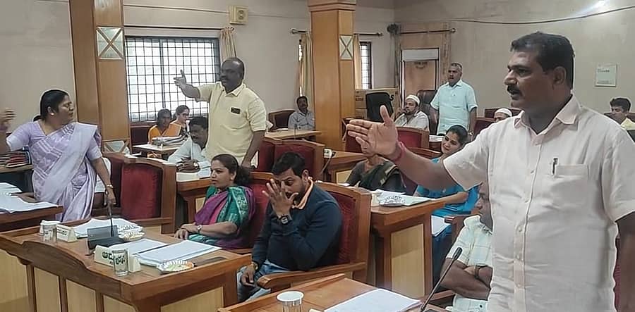 ಚನ್ನರಾಯಪಟ್ಟಣದಲ್ಲಿ ಸೋಮವಾರ ಪುರಸಭೆಯ ಸಾಮಾನ್ಯಸಭೆಯಲ್ಲಿ ಸದಸ್ಯರಾದ ಎಚ್.ಎನ್.ನವೀನ್, ಸಿ.ಎಸ್. ಪ್ರಕಾಶ್ ಚರ್ಚೆಯಲ್ಲಿ ಪಾಲ್ಗೊಂಡಿದ್ದರು