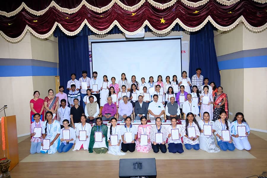 ಶೇಷಾದ್ರಿಪುರಂ ಅಕಾಡೆಮಿ ಆಫ್ ಬ್ಯುಸಿನೆಸ್‌ ಸ್ಟಡೀಸ್‌ನಲ್ಲಿ ನಡೆದ ಸಮಾರಂಭದಲ್ಲಿ ವಿದ್ಯಾರ್ಥಿಗಳಿಗೆ ವಿದ್ಯಾರ್ಥಿ ವೇತನ ವಿತರಿಸಲಾಯಿತು. 