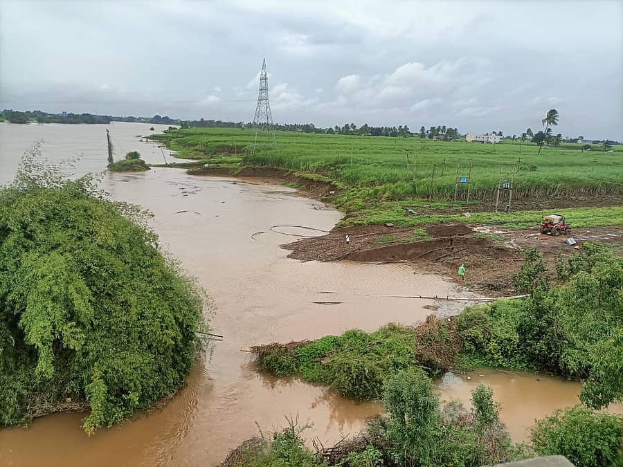 ಚಿಕ್ಕೋಡಿ ತಾಲ್ಲೂಕಿನ ಮಾಂಜರಿ ಗ್ರಾಮದ ಬಳಿಯಲ್ಲಿ ಕೃಷ್ಣಾ ನದಿ ನೀರು ಹೊಲಗದ್ದೆಗಳಿಗೆ ನುಗ್ಗಿತು ಚಿತ್ರ : ಚಂದ್ರಶೇಖರ ಎಸ್ ಚಿನಕೇಕರ