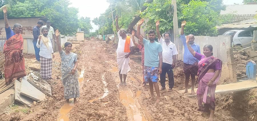 ಶಾನವಾಸಪುರ ಗ್ರಾಮದ ಆಶ್ರಯ ಕಾಲೊನಿಯಲ್ಲಿ ಚರಂಡಿ ಕಾಮಗಾರಿಯಿಂದಾಗಿ ಸಿಸಿ ರಸ್ತೆಯು ಸಂಪೂರ್ಣ ಹದಗೆಟ್ಟಿದ್ದು, ಗ್ರಾಮಸ್ಥರು ಪ್ರತಿಭಟನೆ ವ್ಯಕ್ತಪಡಿಸಿದರು