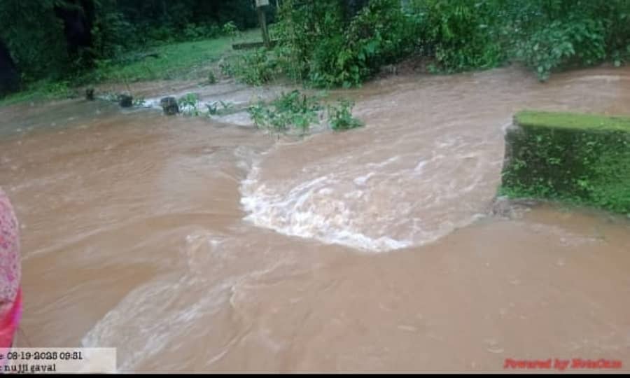 ತಾಲ್ಲೂಕಿನಲ್ಲಿ ಸತತವಾಗಿ ಸುರಿಯುತ್ತಿರುವ ಮಳೆಗೆ ಮಂಗಳವಾರ ಅಣಶಿ ಗ್ರಾಮ ಪಂಚಾಯಿತಿ ವ್ಯಾಪ್ತಿಯ ನುಜ್ಜಿ -ಆಜ್ಜೆ ರಸ್ತೆಯಲ್ಲಿ ನೀರು ಹರಿಯಿತು.